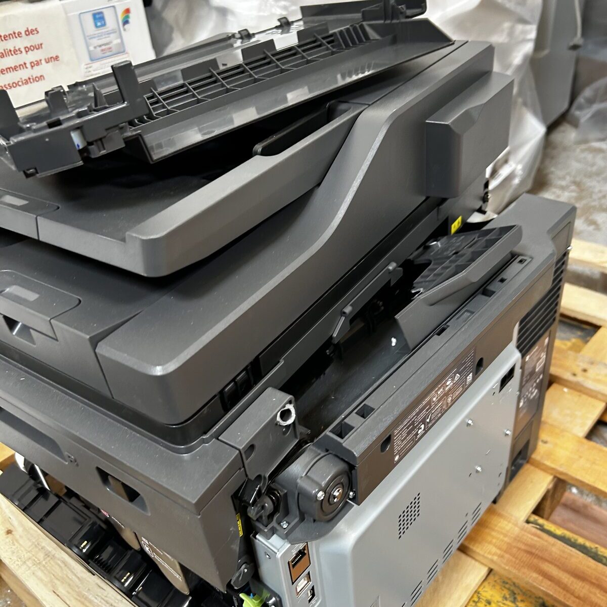 Copieur multifonction Lexmark démonté, posé sur palette en bois, récupéré chez un grand compte avant transport vers l'atelier Way to Green