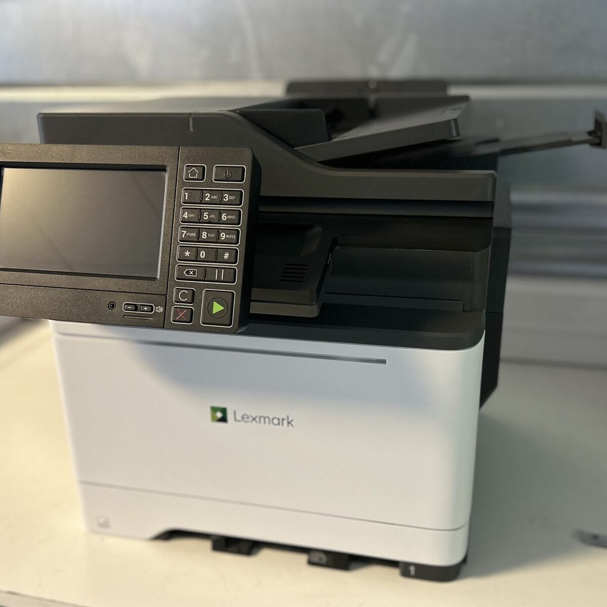 Le même modèle de copieur Lexmark CX625, reconditionné dans l'atelier Way to Green à Saint-Herblain, propre et prêt à être loué à un nouveau client