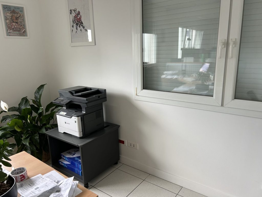 Imprimante multifonction installée dans un bureau